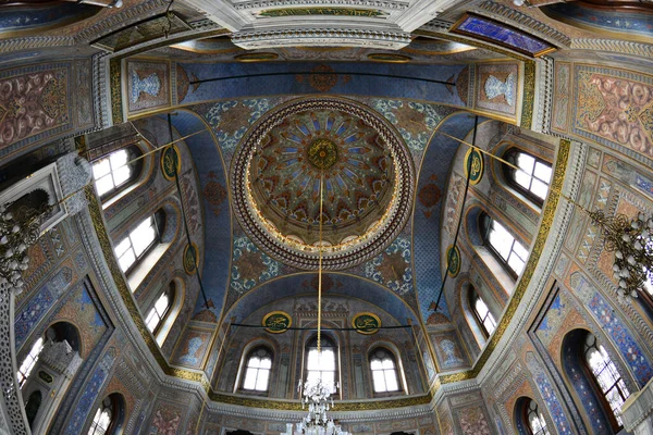 トルコのイスタンブールに位置するPertevnyal Valide Sultan Mosqueは 1871年に建てられました — ストック写真