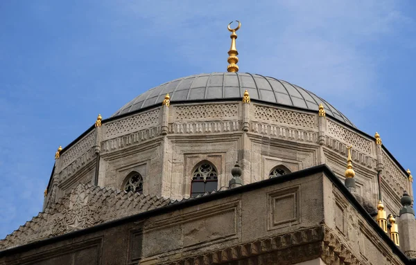 トルコのイスタンブールに位置するPertevnyal Valide Sultan Mosqueは 1871年に建てられました — ストック写真
