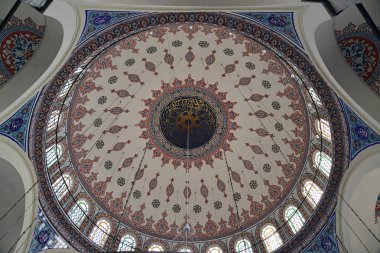 İstanbul, Türkiye 'de yer alan Sokollu Mehmet Paşa Camii 16. yüzyılda Mimar Sinan tarafından inşa edildi..