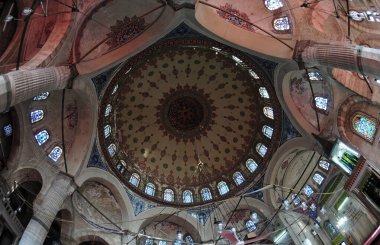 İstanbul, Türkiye 'de yer alan Sokollu Mehmet Paşa Camii 16. yüzyılda Mimar Sinan tarafından inşa edildi..