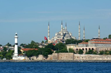Türkiye 'nin İstanbul kentinde yer alan Mavi Cami 1617 yılında inşa edildi. Osmanlı döneminin en ünlü camii..