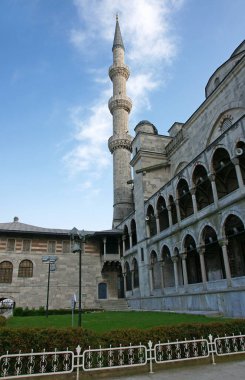 Türkiye 'nin İstanbul kentinde yer alan Mavi Cami 1617 yılında inşa edildi. Osmanlı döneminin en ünlü camii..