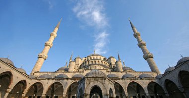Türkiye 'nin İstanbul kentinde yer alan Mavi Cami 1617 yılında inşa edildi. Osmanlı döneminin en ünlü camii..
