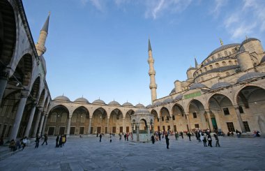 Türkiye 'nin İstanbul kentinde yer alan Mavi Cami 1617 yılında inşa edildi. Osmanlı döneminin en ünlü camii..
