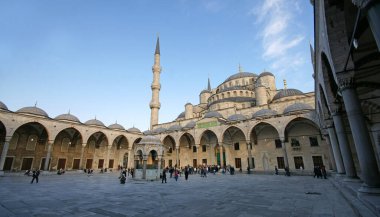 Türkiye 'nin İstanbul kentinde yer alan Mavi Cami 1617 yılında inşa edildi. Osmanlı döneminin en ünlü camii..