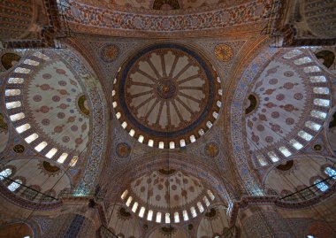 Türkiye 'nin İstanbul kentinde yer alan Mavi Cami 1617 yılında inşa edildi. Osmanlı döneminin en ünlü camii..