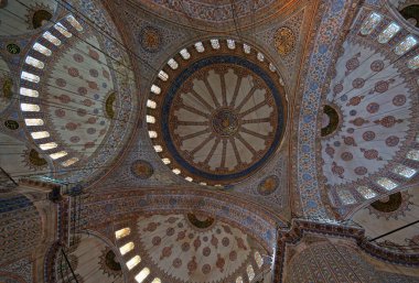 Türkiye 'nin İstanbul kentinde yer alan Mavi Cami 1617 yılında inşa edildi. Osmanlı döneminin en ünlü camii..