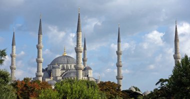 Türkiye 'nin İstanbul kentinde yer alan Mavi Cami 1617 yılında inşa edildi. Osmanlı döneminin en ünlü camii..