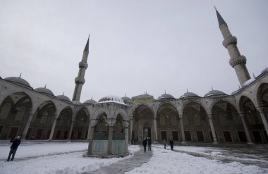 Türkiye 'nin İstanbul kentinde yer alan Mavi Cami 1617 yılında inşa edildi. Osmanlı döneminin en ünlü camii..