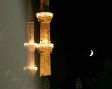 Türkiye 'nin İstanbul kentinde yer alan Mavi Cami 1617 yılında inşa edildi. Osmanlı döneminin en ünlü camii..