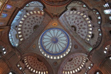 Türkiye 'nin İstanbul kentinde yer alan Mavi Cami 1617 yılında inşa edildi. Osmanlı döneminin en ünlü camii..