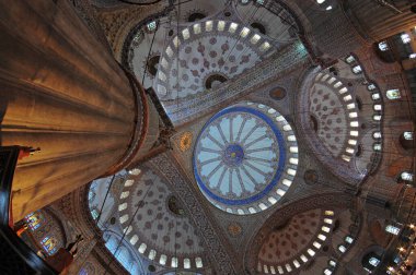 Türkiye 'nin İstanbul kentinde yer alan Mavi Cami 1617 yılında inşa edildi. Osmanlı döneminin en ünlü camii..