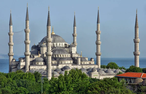 Türkiye 'nin İstanbul kentinde yer alan Mavi Cami 1617 yılında inşa edildi. Osmanlı döneminin en ünlü camii..