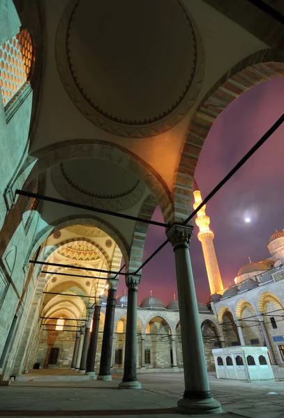 İstanbul 'da bulunan Süleyman Camii ve Kompleksi 16. yüzyılda Mimar Sinan tarafından inşa edildi..