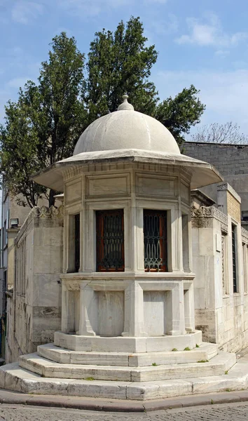 有名なトルコ人デザイナー ミマル シンアンの墓はイスタンブールのSuleymaniyeモスクの近くにあります — ストック写真
