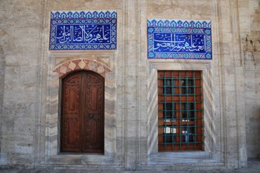 Türkiye 'nin Kadirga ilçesinde yer alan Şehit Sokollu Mehmet Paşa Camii 16. yüzyılda Mimar Sinan tarafından inşa edildi. Fayanslarıyla ünlüdür..