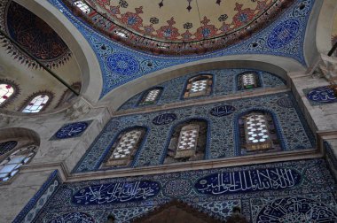 Türkiye 'nin Kadirga ilçesinde yer alan Şehit Sokollu Mehmet Paşa Camii 16. yüzyılda Mimar Sinan tarafından inşa edildi. Fayanslarıyla ünlüdür..