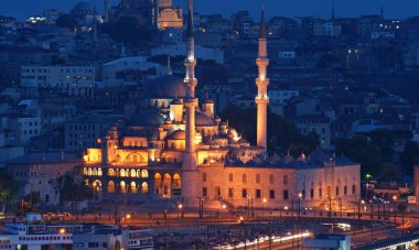 İstanbul, Türkiye 'de yer alan Yeni Cami 1665 yılında inşa edildi. Ülkedeki en büyük camilerden biridir..