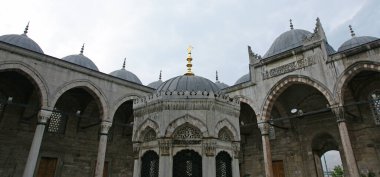 İstanbul, Türkiye 'de yer alan Yeni Cami 1665 yılında inşa edildi. Ülkedeki en büyük camilerden biridir..