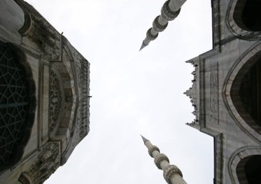 İstanbul, Türkiye 'de yer alan Yeni Cami 1665 yılında inşa edildi. Ülkedeki en büyük camilerden biridir..
