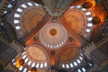 İstanbul, Türkiye 'de yer alan Yeni Cami 1665 yılında inşa edildi. Ülkedeki en büyük camilerden biridir..