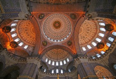 İstanbul, Türkiye 'de yer alan Yeni Cami 1665 yılında inşa edildi. Ülkedeki en büyük camilerden biridir..