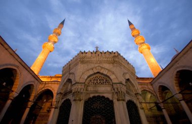 İstanbul, Türkiye 'de yer alan Yeni Cami 1665 yılında inşa edildi. Ülkedeki en büyük camilerden biridir..