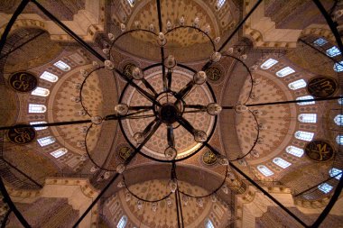 İstanbul, Türkiye 'de yer alan Yeni Cami 1665 yılında inşa edildi. Ülkedeki en büyük camilerden biridir..