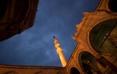 İstanbul, Türkiye 'de yer alan Yeni Cami 1665 yılında inşa edildi. Ülkedeki en büyük camilerden biridir..