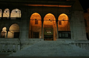 İstanbul, Türkiye 'de yer alan Yeni Cami 1665 yılında inşa edildi. Ülkedeki en büyük camilerden biridir..