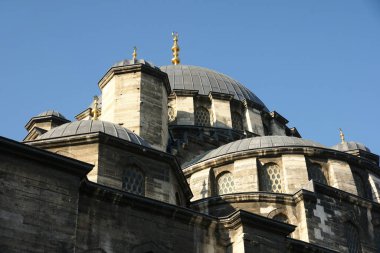 İstanbul, Türkiye 'de yer alan Yeni Cami 1665 yılında inşa edildi. Ülkedeki en büyük camilerden biridir..