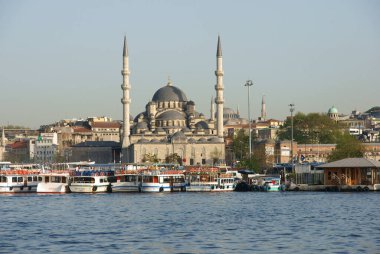 İstanbul, Türkiye 'de yer alan Yeni Cami 1665 yılında inşa edildi. Ülkedeki en büyük camilerden biridir..