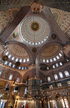 İstanbul, Türkiye 'de yer alan Yeni Cami 1665 yılında inşa edildi. Ülkedeki en büyük camilerden biridir..