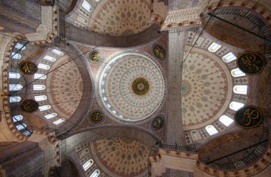 İstanbul, Türkiye 'de yer alan Yeni Cami 1665 yılında inşa edildi. Ülkedeki en büyük camilerden biridir..