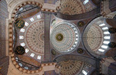 İstanbul, Türkiye 'de yer alan Yeni Cami 1665 yılında inşa edildi. Ülkedeki en büyük camilerden biridir..