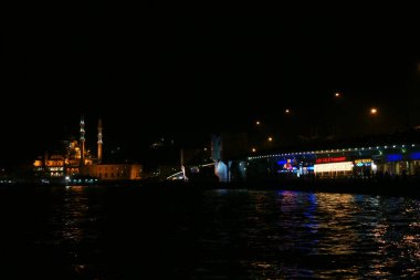 İstanbul, Türkiye 'de yer alan Yeni Cami 1665 yılında inşa edildi. Ülkedeki en büyük camilerden biridir..