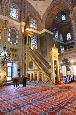 İstanbul, Türkiye 'de yer alan Yeni Cami 1665 yılında inşa edildi. Ülkedeki en büyük camilerden biridir..
