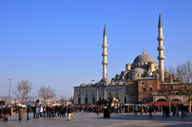 İstanbul, Türkiye 'de yer alan Yeni Cami 1665 yılında inşa edildi. Ülkedeki en büyük camilerden biridir..