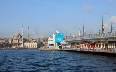 İstanbul, Türkiye 'de yer alan Yeni Cami 1665 yılında inşa edildi. Ülkedeki en büyük camilerden biridir..