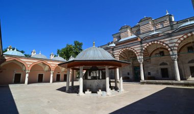 İstanbul, Türkiye 'de yer alan Zal Mahmut Paşa Camii ve Mezarı 16. yüzyılda inşa edildi. Bu Mimar Sinan 'ın işi..