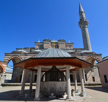 İstanbul, Türkiye 'de yer alan Zal Mahmut Paşa Camii ve Mezarı 16. yüzyılda inşa edildi. Bu Mimar Sinan 'ın işi..