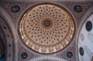 İstanbul, Türkiye 'de yer alan Zal Mahmut Paşa Camii ve Mezarı 16. yüzyılda inşa edildi. Bu Mimar Sinan 'ın işi..