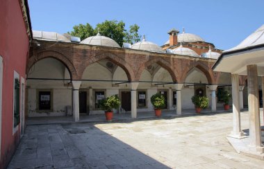 İstanbul, Türkiye 'de yer alan Zal Mahmut Paşa Camii ve Mezarı 16. yüzyılda inşa edildi. Bu Mimar Sinan 'ın işi..
