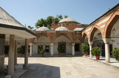 İstanbul, Türkiye 'de yer alan Zal Mahmut Paşa Camii ve Mezarı 16. yüzyılda inşa edildi. Bu Mimar Sinan 'ın işi..