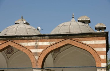 İstanbul, Türkiye 'de yer alan Zal Mahmut Paşa Camii ve Mezarı 16. yüzyılda inşa edildi. Bu Mimar Sinan 'ın işi..