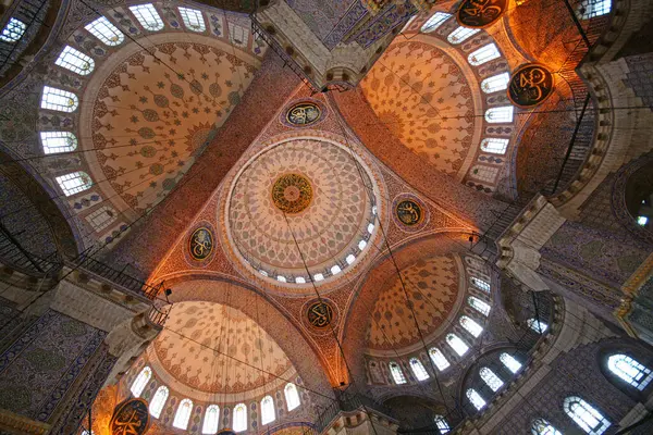 İstanbul, Türkiye 'de yer alan Yeni Cami 1665 yılında inşa edildi. Ülkedeki en büyük camilerden biridir..