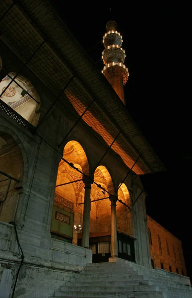トルコのイスタンブールに位置するニューモスクは1665年に建設されました 国内最大のモスクの一つです — ストック写真