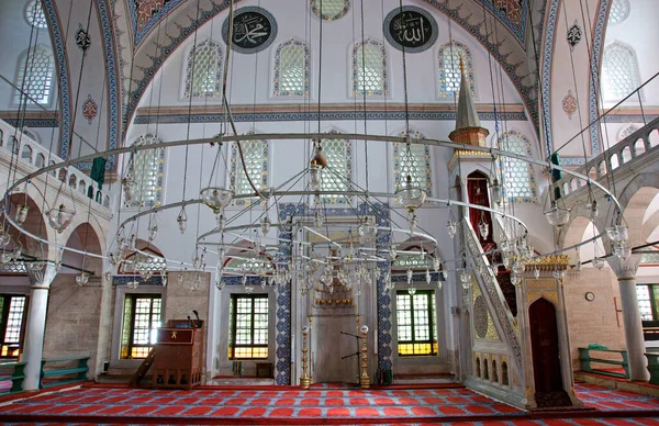 İstanbul, Türkiye 'de yer alan Zal Mahmut Paşa Camii ve Mezarı 16. yüzyılda inşa edildi. Bu Mimar Sinan 'ın işi..
