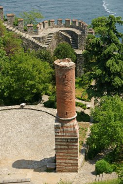 Türkiye 'nin İstanbul kentindeki Rumeli Kale Duvarları 1452 yılında inşa edildi. Osmanlılar tarafından İstanbul 'un fethi için inşa edildi..