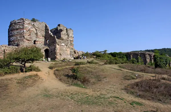 İstanbul, Türkiye 'de yer alan Yoros Şatosu, Doğu Roma döneminden kalma bir kaledir..